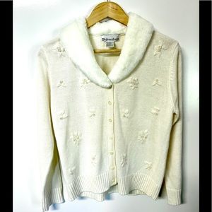 Dressbarn holiday sweater w/ fur collar and pearls